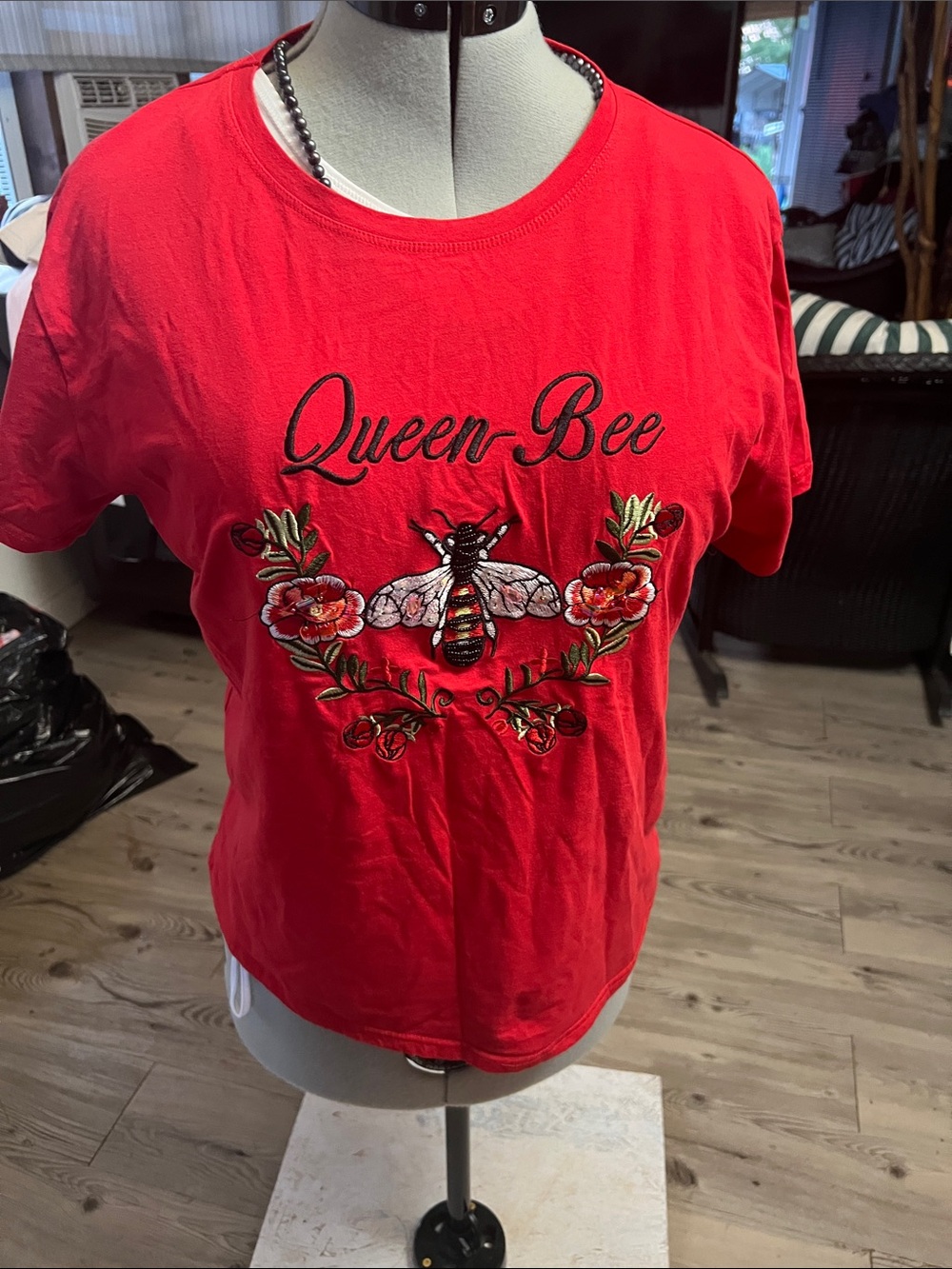 Queen Bee Embroidered Graphic Tee - Red Short Sleeve Top